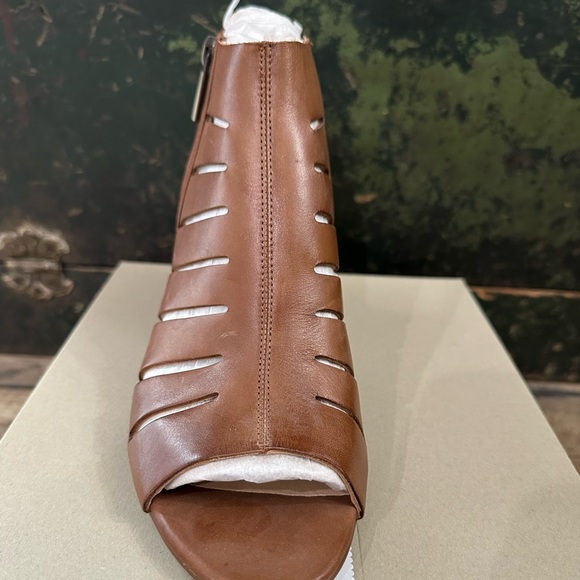 Clarks NWB Deloria Ivy Tan Leather Cuir Brun Heel Bootie Sandal size 7 - Picture 2 of 15